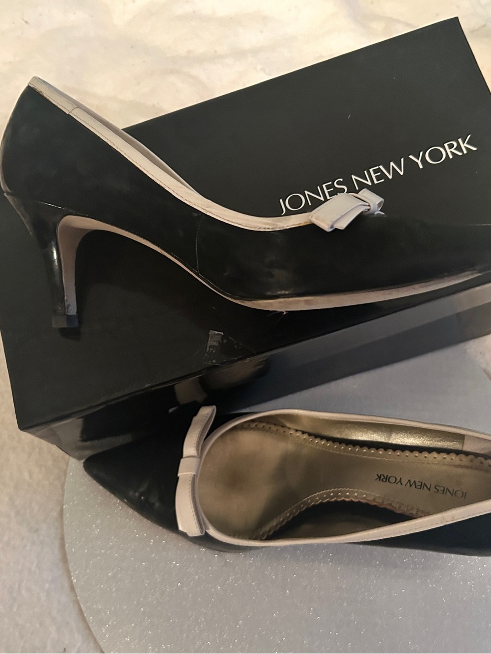 Jones New York Black and Cream Bow-Trim Kitten Pumps - Picture 4 of 4